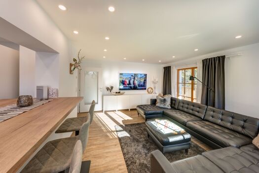 Wohnzimmer mit Echtledercouch und 65 Zoll 4k Sat TV mit Netflix