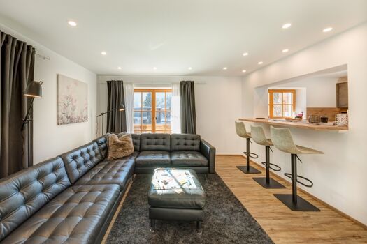 Wohnzimmer mit Echtledercouch und 65 Zoll 4k Sat TV mit Netflix