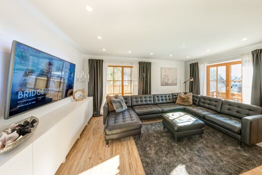 Wohnzimmer mit Echtledercouch und 65 Zoll 4k Sat TV mit Netflix