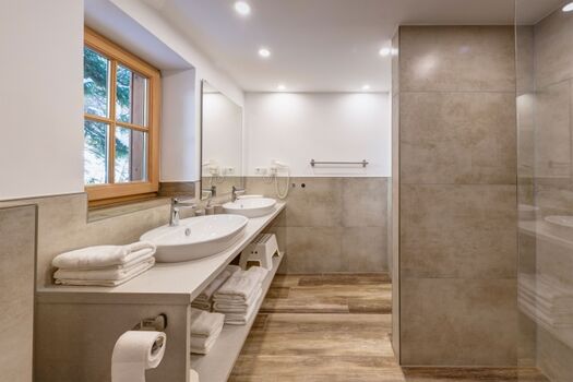 Bad mit Doppelwaschbecken, Walk-in-Dusche