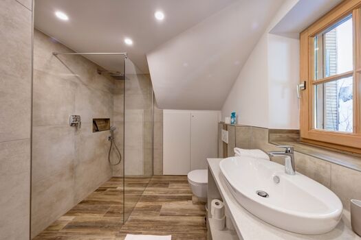 Bad mit Doppelwaschbecken, Walk-in-Dusche