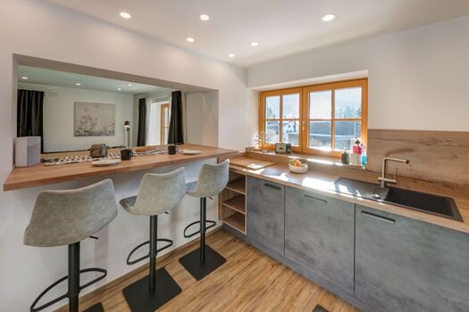 Küche mit Bar-Esstisch