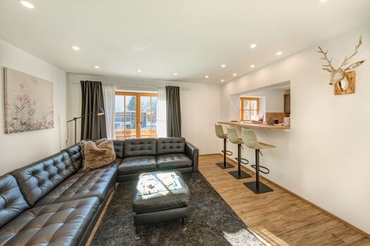 Wohnzimmer mit Echtledercouch und 65 Zoll 4k Sat TV mit Netflix