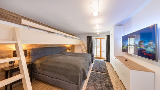 Schlafzimmer mit King Size Boxspring Bett (200×180) Hochbettanlage mit 2 x Einzelbett (200×90) 55 Zoll 4k Sat TV mit Netflix 