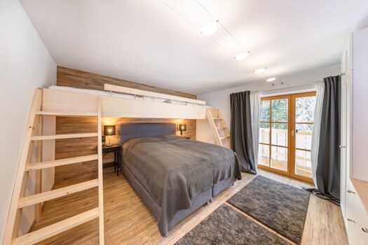 Schlafzimmer mit King Size Boxspring Bett (200×180) Hochbettanlage mit 2 x Einzelbett (200×90) 55 Zoll 4k Sat TV mit Netflix 