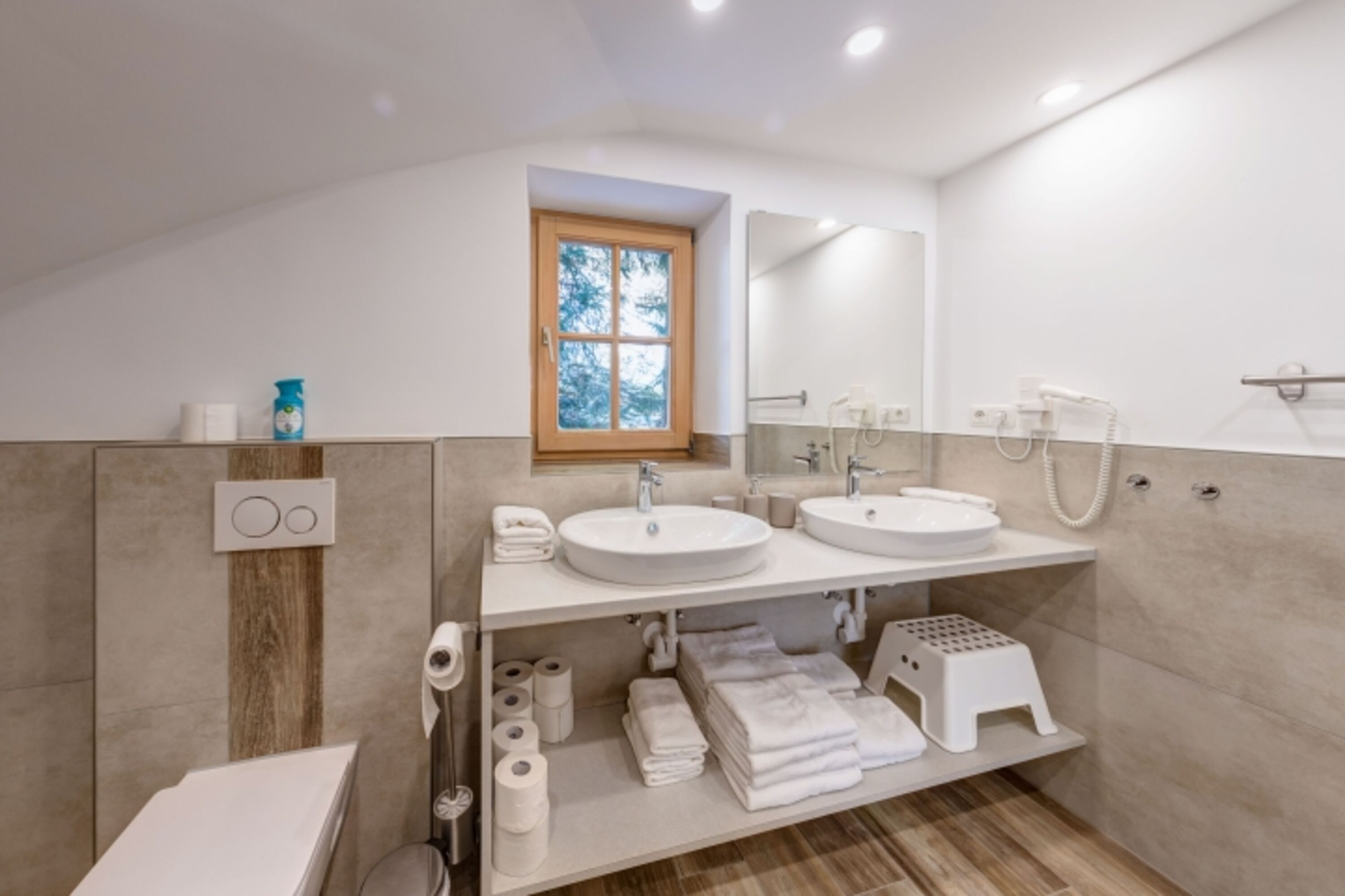 Bad mit Doppelwaschbecken, Walk-in-Dusche