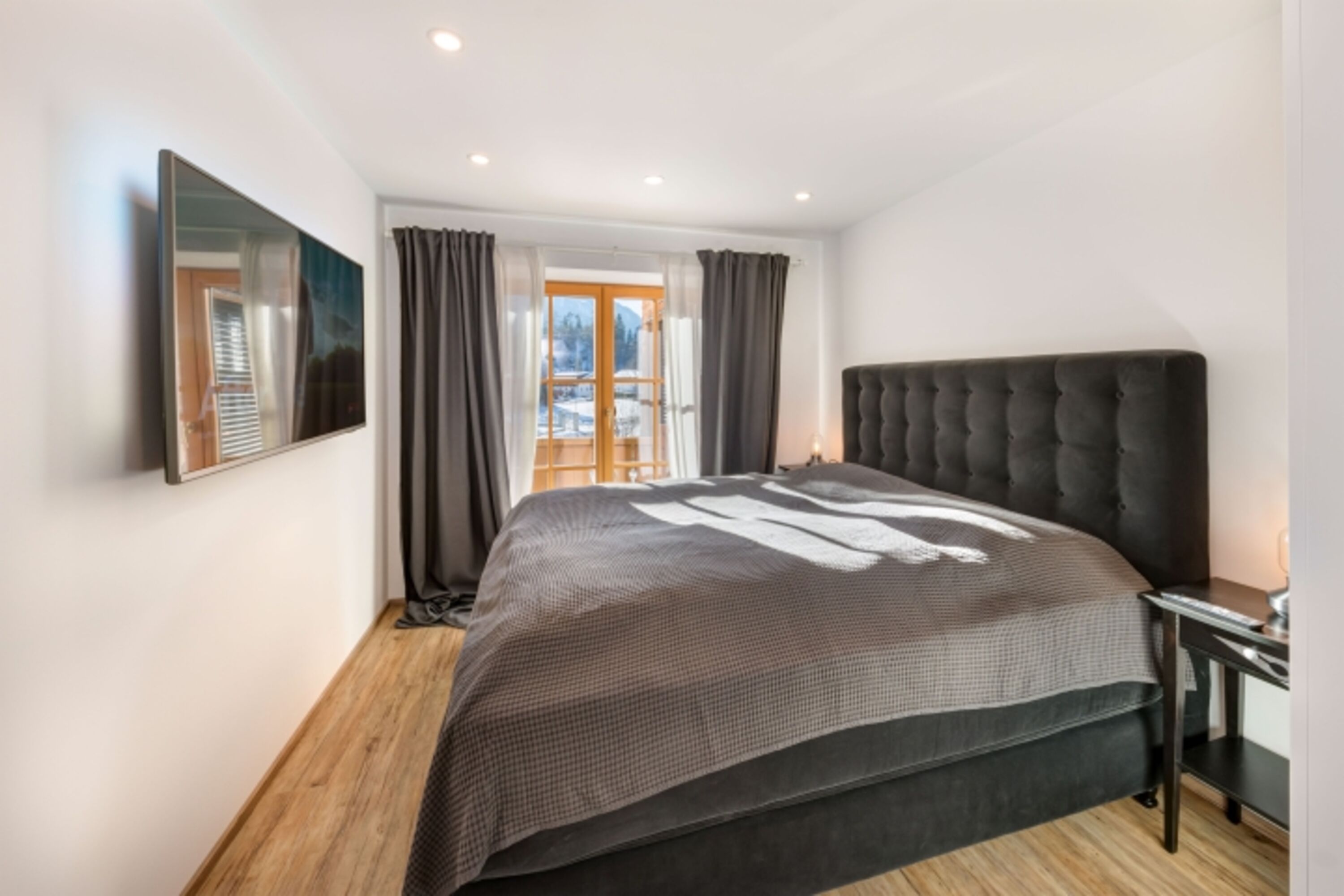 Schlafzimmer mit King Size Boxspring Bett (200×180) 55 Zoll 4k Sat TV mit Netflix