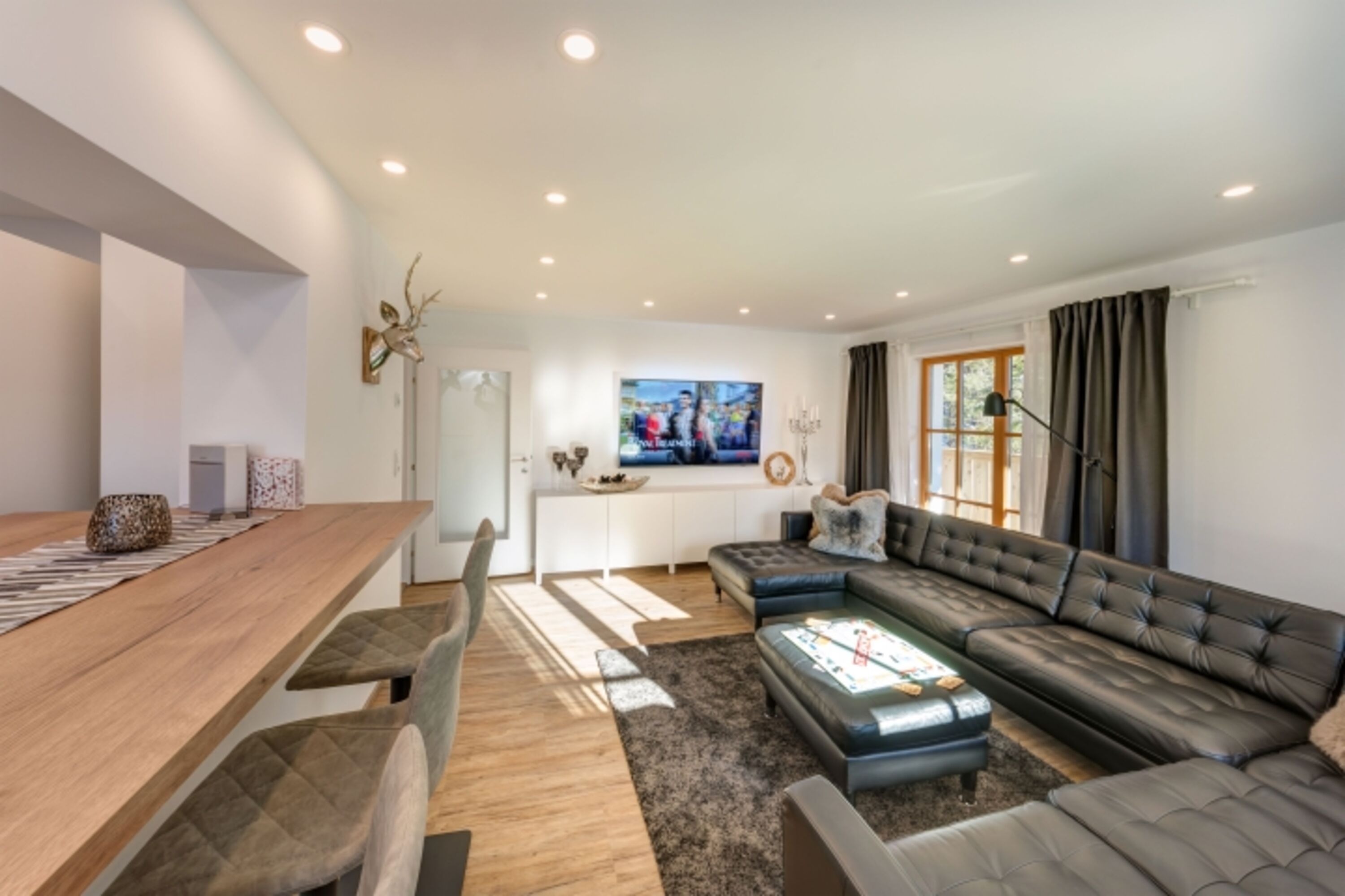 Wohnzimmer mit Echtledercouch und 65 Zoll 4k Sat TV mit Netflix