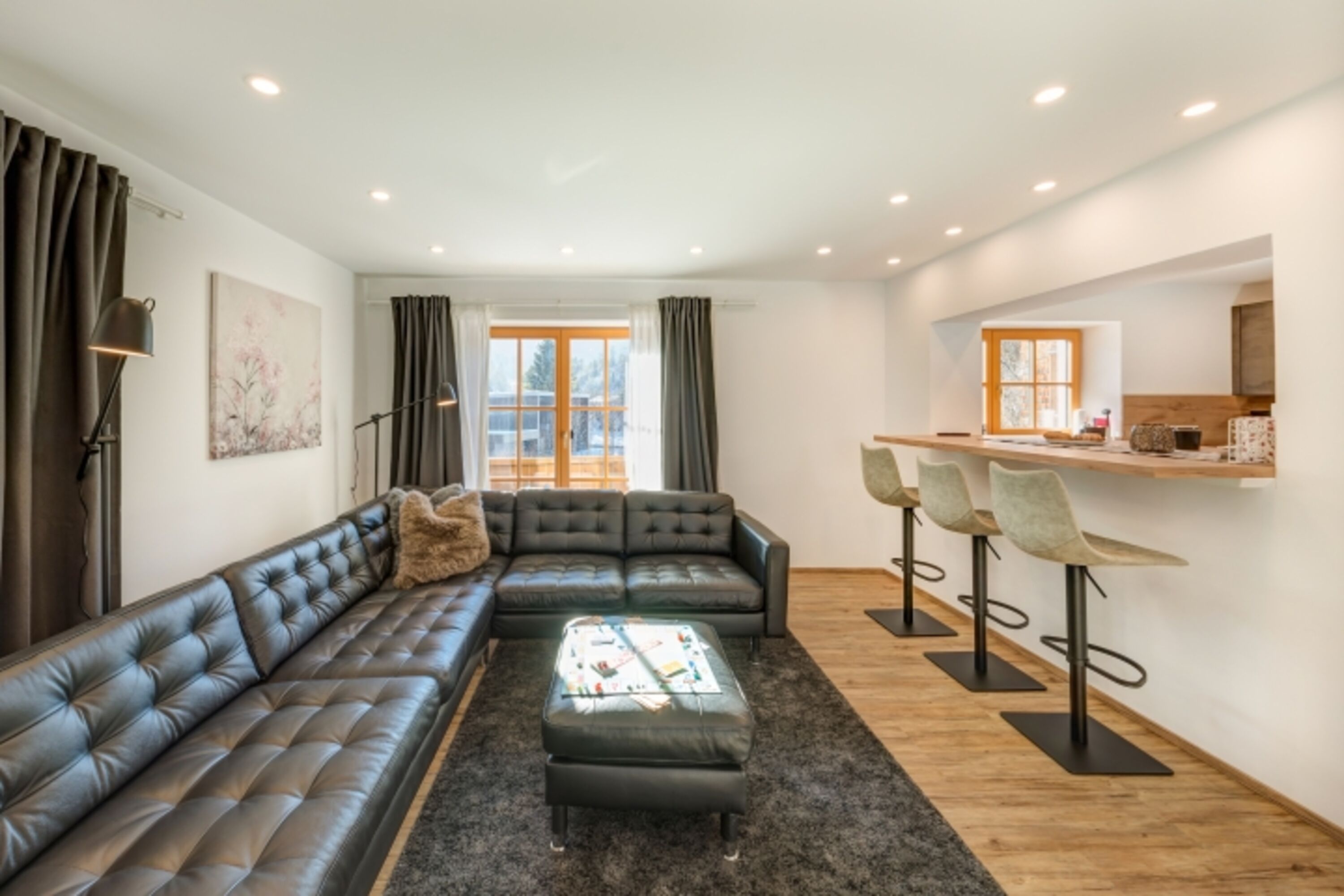 Wohnzimmer mit Echtledercouch und 65 Zoll 4k Sat TV mit Netflix