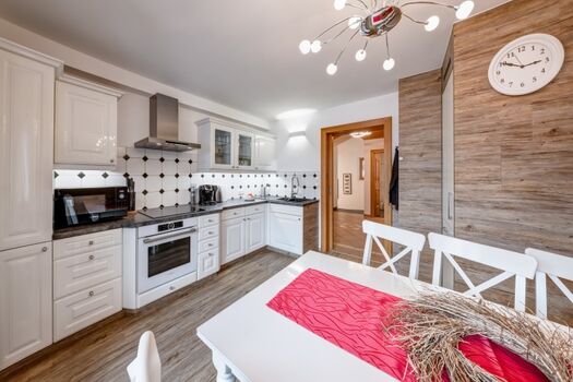 Großzügige Küche mit Esstisch