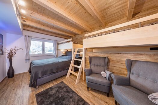 Schlafzimmer - Queen Size Boxspring Bett (200×160), Hochbettanlage mit 2 x Einzelbett (200×90) 55 Zoll 4k Sat TV mit Netflix , 2 x Ohrensessel