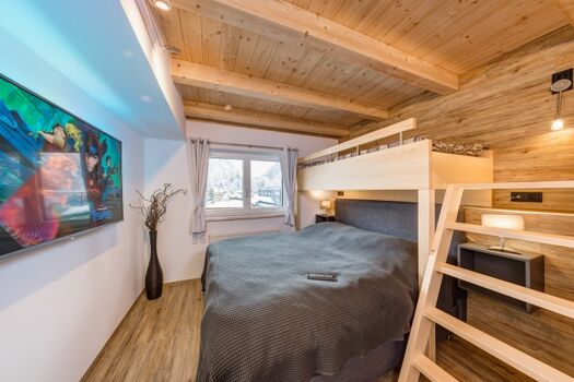 Schlafzimmer - Queen Size Boxspring Bett (200×160), Hochbettanlage mit 2 x Einzelbett (200×90) 55 Zoll 4k Sat TV mit Netflix , 2 x Ohrensessel