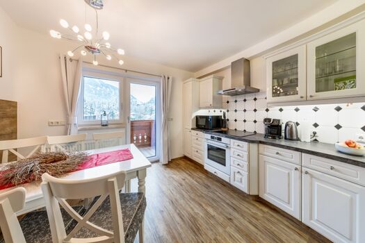 Großzügige Küche mit Esstisch