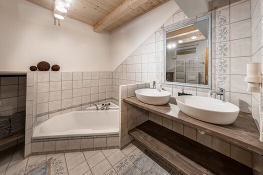 Bad mit Dusche, Badewanne und Doppelwaschbecken