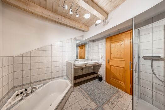 Bad mit Dusche, Badewanne und Doppelwaschbecken