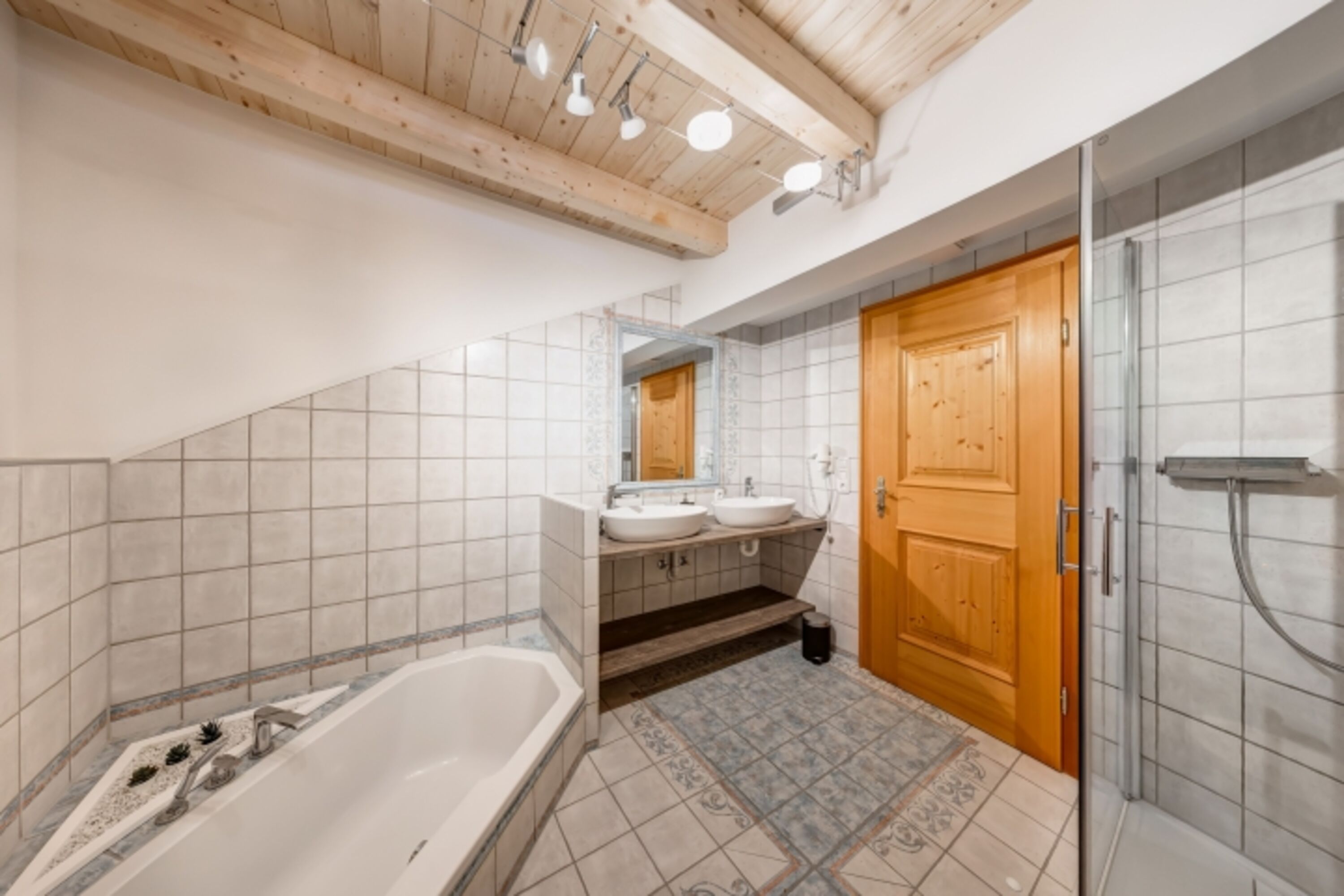 Bad mit Dusche, Badewanne und Doppelwaschbecken