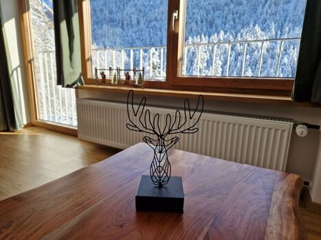 Couchtisch vor dem Fenster