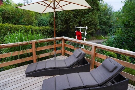 Terrasse mit Sonnenliegen