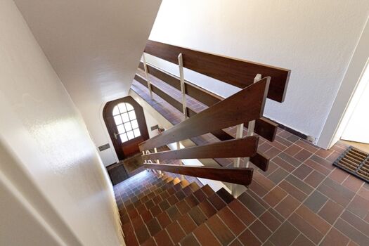 Flur und Treppe des Appartementhauses