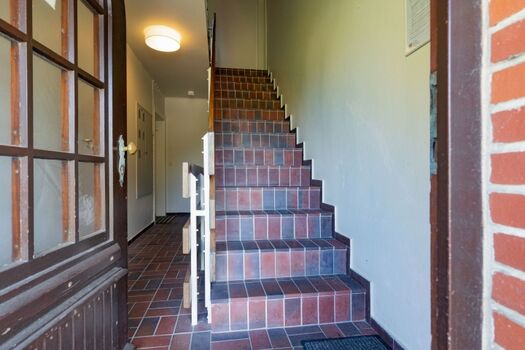 Eingangsbereich und Treppe des Appartementhauses