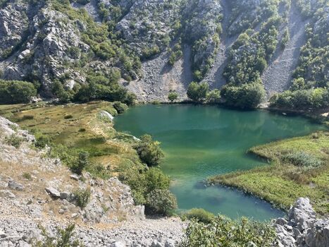Naturschönheiten mit kristallklarem Wasser