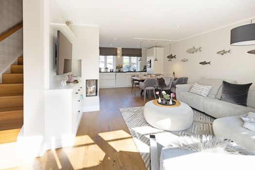 Wohnbereich und Treppe ins erste OG