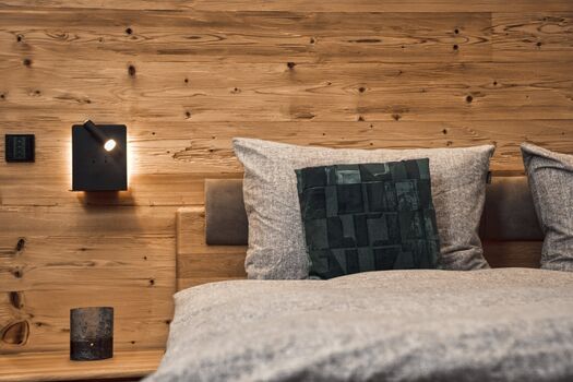 Schlafzimmer mit Kingsize-Bett 