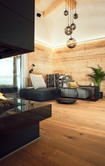 Wohnzimmer mit Kamin