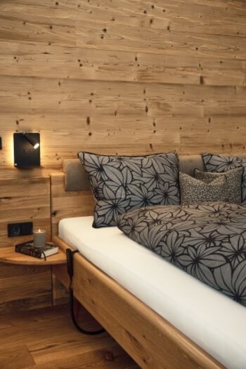 Schlafzimmer mit Kingsize-Bett 