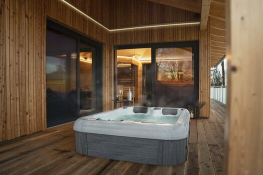 Ruheoase auf der Terrasse mit Whirlpool
