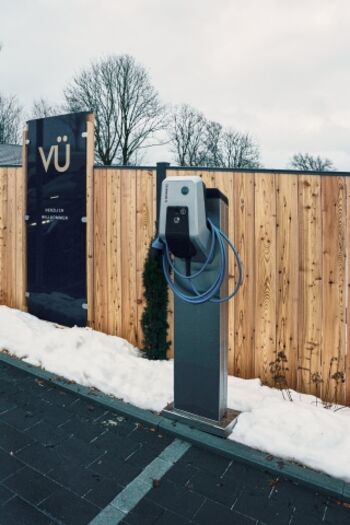 Parkplatz mit E-Ladesäule