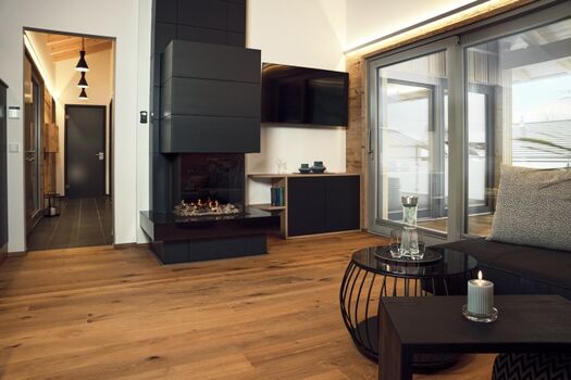 Wohnzimmer mit Kamin und TV