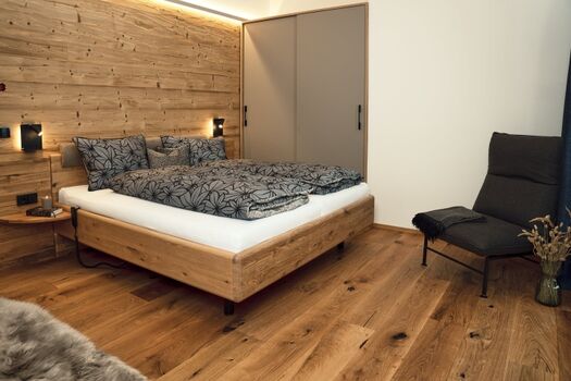 Schlafzimmer mit Kingsize-Bett 