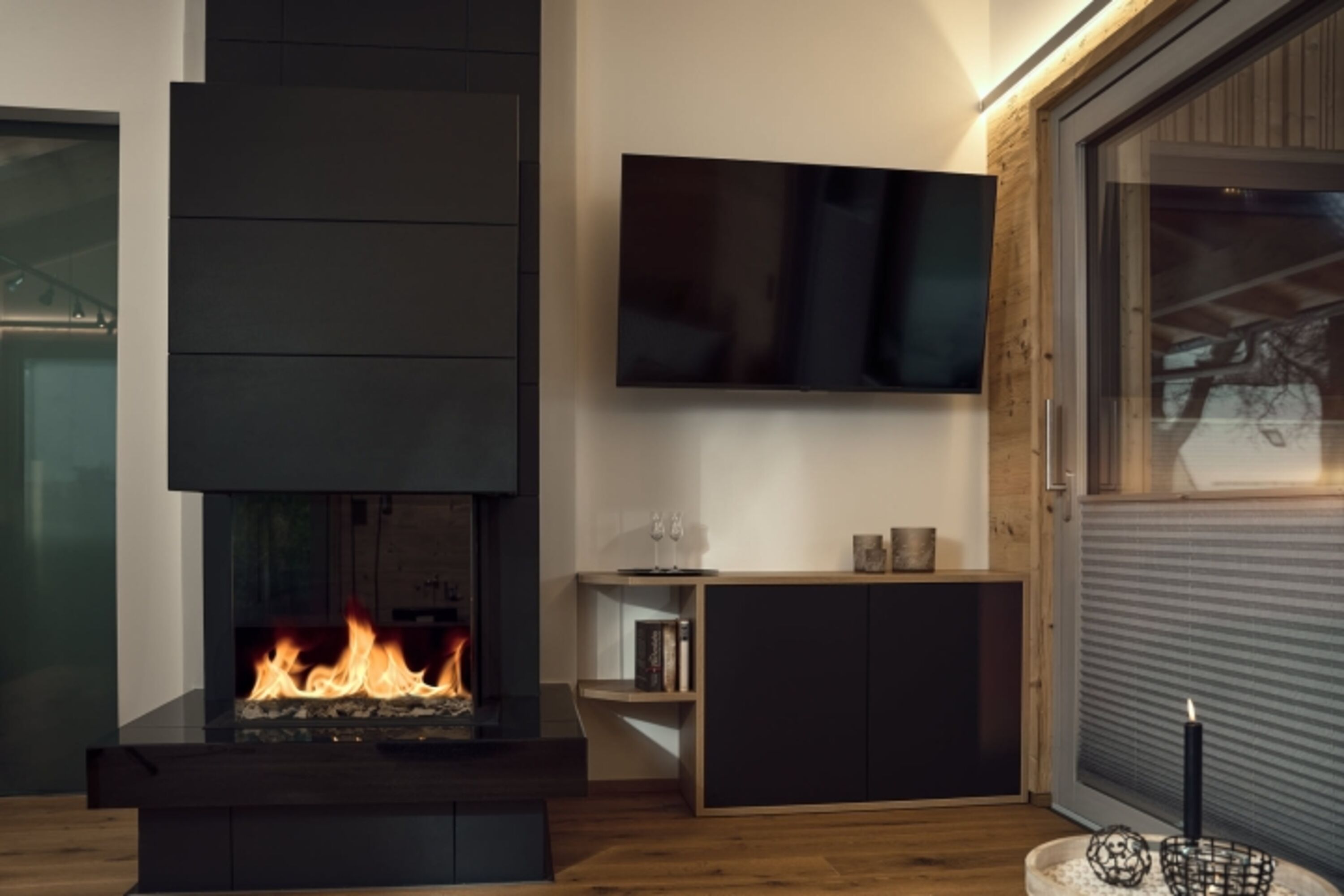 Wohnzimmer mit Kamin und TV