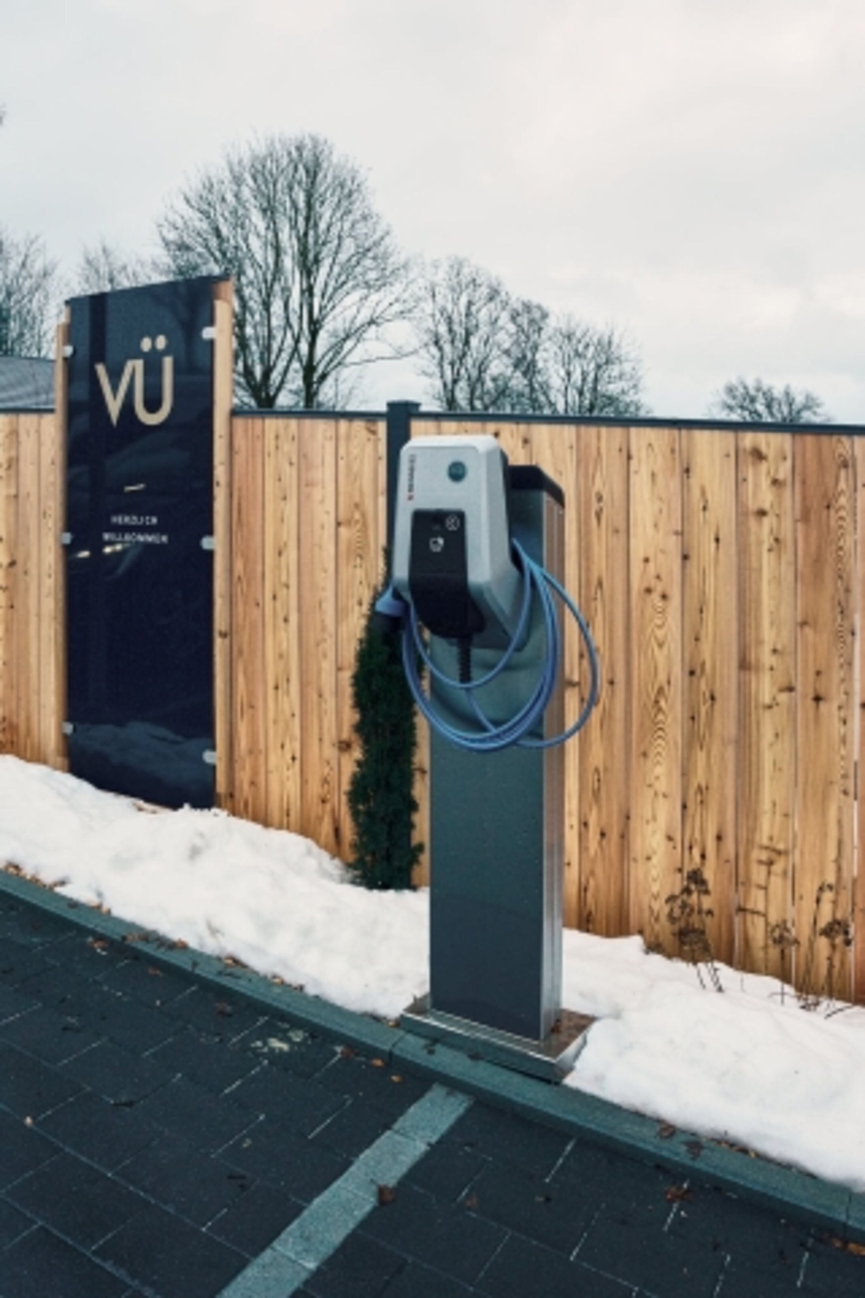Parkplatz mit E-Ladesäule