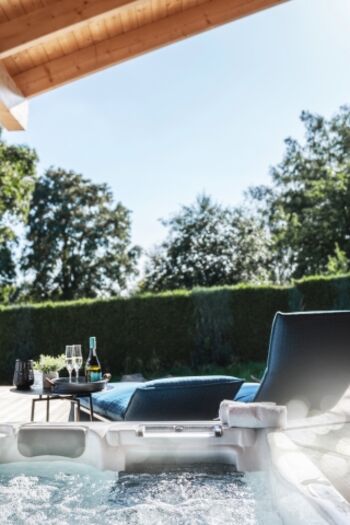 Ruheoase auf der Terrasse mit Whirlpool