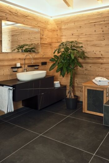 Badezimmer mit Regendusche und Kneipp-Becken