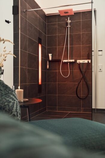Badezimmer mit Infrarotdusche