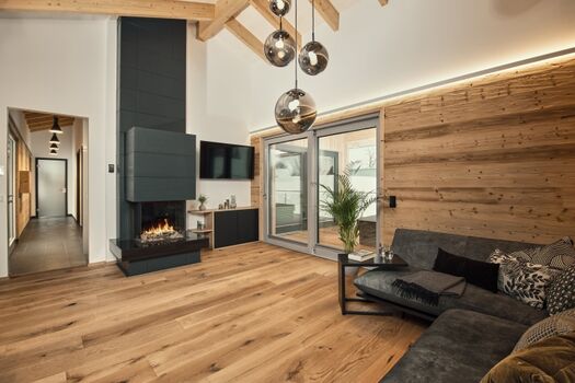 Wohnzimmer mit Kamin und TV