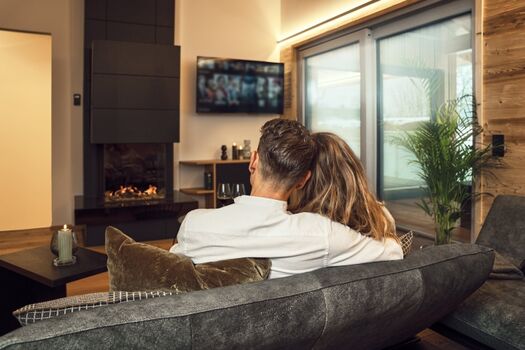 Wohnzimmer mit Kamin und TV