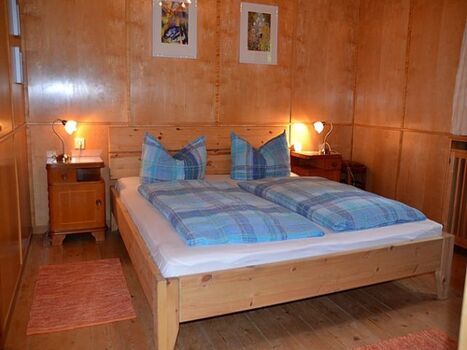 Schlafzimmer mit Doppelbett, Erdgeschoß