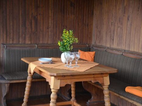 Eckbank auf der überdachten Terrasse