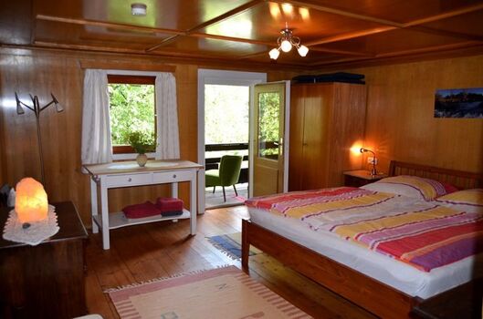 Schlafzimmer mit Doppelbett und Balkon, Obergeschoß