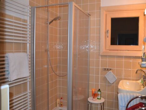 Bad mit Dusche, Waschbecken und WC