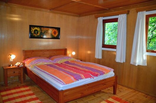 Schlafzimmer mit Doppel- und Einzelbett, Obergeschoß