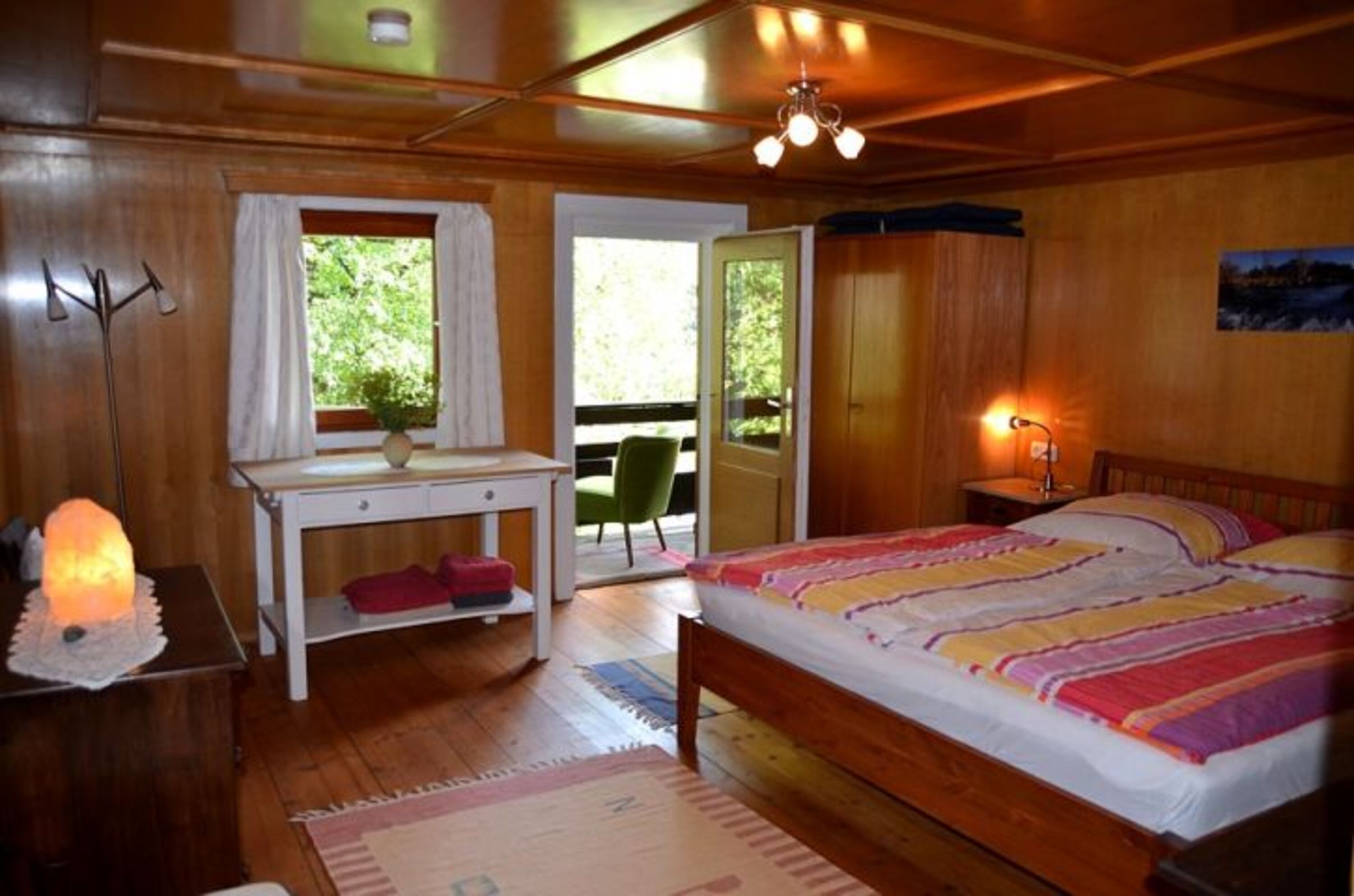 Schlafzimmer mit Doppelbett und Balkon, Obergeschoß