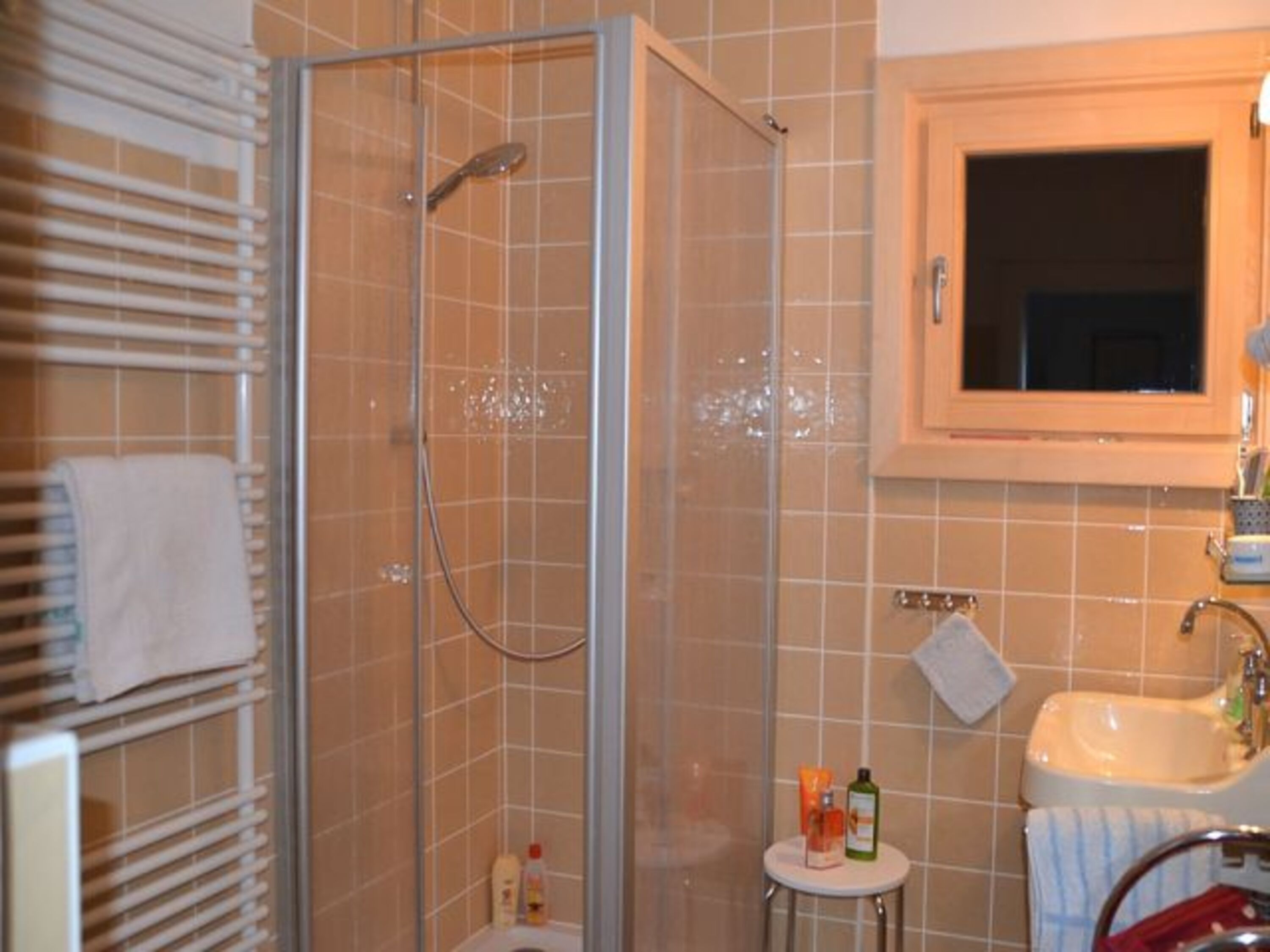 Bad mit Dusche, Waschbecken und WC
