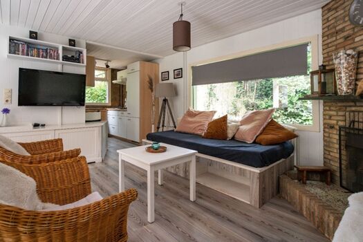 Sitzecke mit SAT-TV.