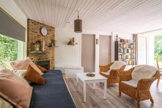 Schönes Wohnzimmer mit stilvoller Einrichtung.