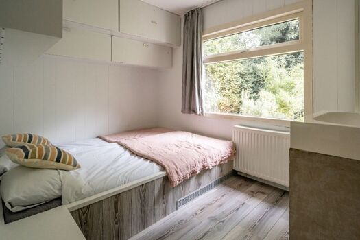 Schlafzimmer 1 mit Doppelbett und Waschbecken